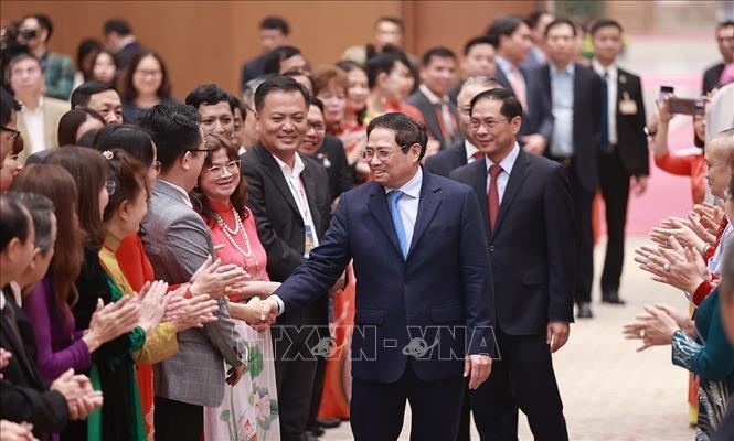 Prime Minister Pham Minh Chinh and overseas Vietnamese who are in Vietnam for the 