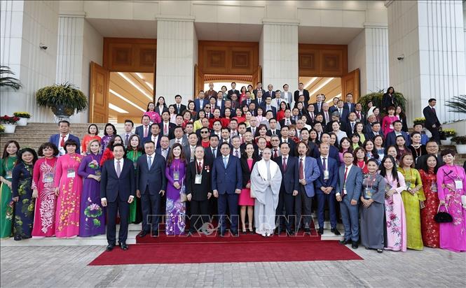 Prime Minister Pham Minh Chinh and overseas Vietnamese who are in Vietnam for the 