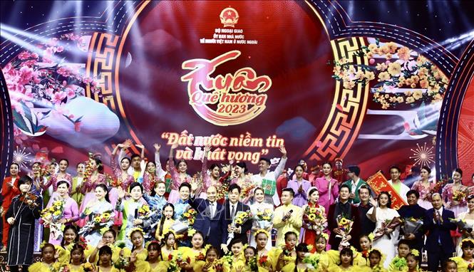 Chủ tịch nước Nguyễn Xuân Phúc với các nghệ sĩ biểu diễn tại chương trình. Ảnh: Lâm Khánh - TTXVN