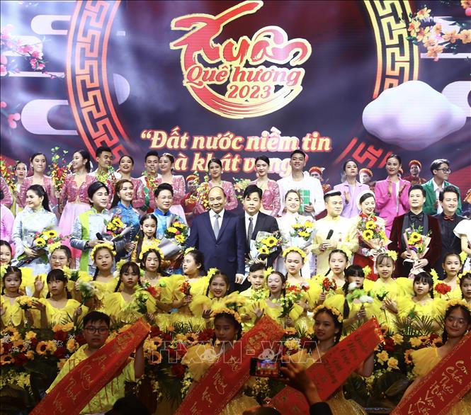 Chủ tịch nước Nguyễn Xuân Phúc với các nghệ sĩ biểu diễn tại chương trình. Ảnh: Lâm Khánh - TTXVN