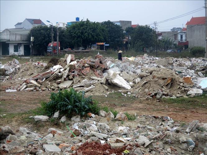 Rác thải xây dựng vứt ngổn ngang quanh khu vực hồ nước tự nhiên thuộc địa bàn phường Hải Bình, thị xã Nghi Sơn, Thanh Hóa. Ảnh: Nguyễn Nam-TTXVN