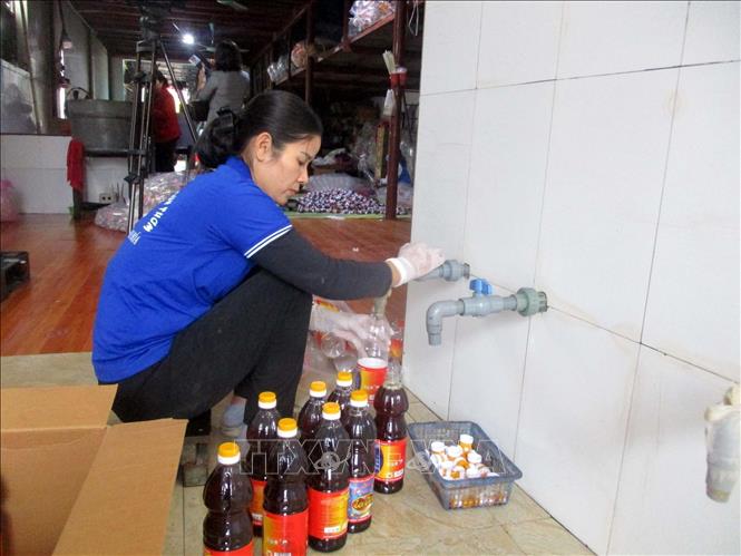 Công nhân đang sản xuất nước mắm tại Cơ sở sản xuất nước mắm Sơn Thơm, phường Hải Thanh, thị xã Nghi Sơn. Ảnh: Nguyễn Nam-TTXVN