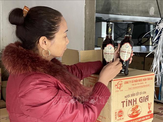 Tết Nguyên đán 2023,Công ty Cổ phần nước mắm Tĩnh Gia đưa ra thị trường 50.000-100.000 lít mắm. Ảnh: Nguyễn Nam-TTXVN
