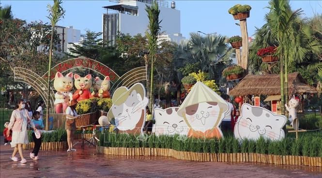 Tiểu cảnh Tết Mèo đoàn viên với các linh vật mèo ngộ nghĩnh. Ảnh: Xuân Triệu - TTXVN