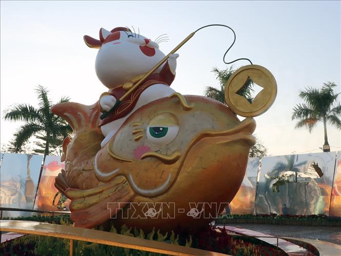 Biểu tượng “vòng xoay tài lộc” với ý tưởng Táo Mèo cưỡi cá chép vàng, vẩy hoa lung linh mạnh mẽ để vượt vũ môn. Ảnh: Xuân Triệu - TTXVN