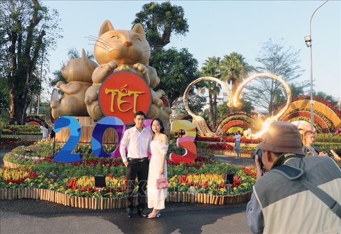 Nhiều du khách lưu lại khoảnh khắc đẹp bên người thân tại đường hoa Xuân Tuy Hòa. Ảnh: Xuân Triệu - TTXVN