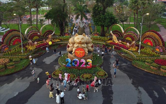 Đường hoa Xuân ở thành phố Tuy Hòa có chủ đề chính là “Tết thịnh vượng” với niềm tin đem vận may, phú quý, tài lộc. Ảnh: Xuân Triệu - TTXVN