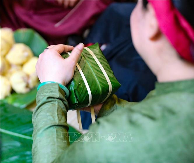 Bánh chưng xanh với dưa hành câu đối đỏ là những thứ không thể thiếu trong mỗi gia đình người Hà Nội xưa khi Tết đến, Xuân về. Ảnh: Thanh Tùng - TTXVN 