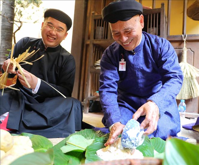 Tiếng nói cười rộn rã, những chiếc bánh chưng được gói xong báo hiệu một năm mới sắp tới với những điều may mắn, bình an. Ảnh: Thanh Tùng - TTXVN