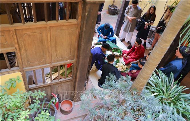 Cùng gói bánh chưng trong không gian bếp của Ngôi nhà Di sản. Ảnh: Thanh Tùng - TTXVN