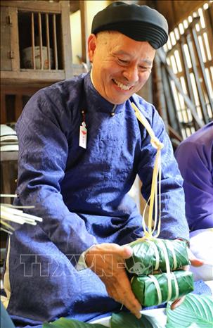 Một cặp bánh chưng đã gói xong. Ảnh: Thanh Tùng - TTXVN