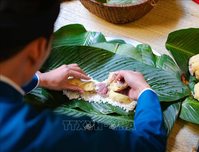 Cùng gói bánh chưng trong không gian bếp của Ngôi nhà Di sản. Ảnh: Thanh Tùng - TTXVN