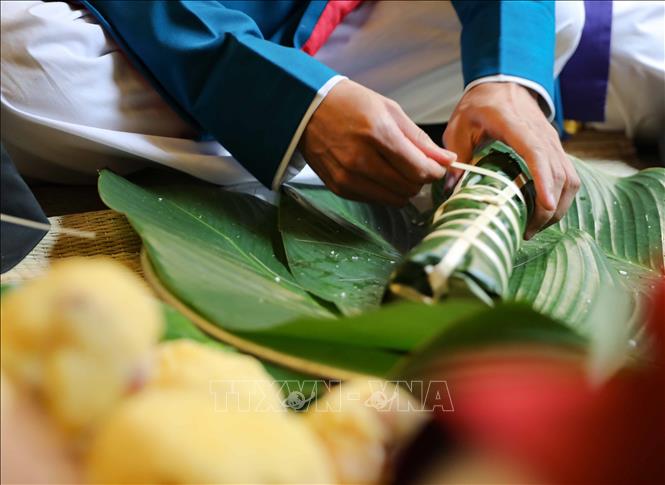 Những chiếc bánh chưng dài bên cạnh bánh chưng vuông để mâm cơm ngày Tết thêm phong phú. Ảnh: Thanh Tùng - TTXVN