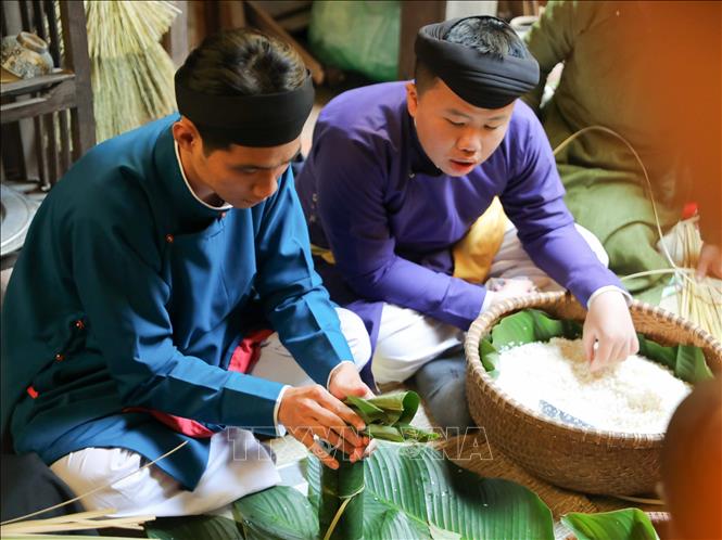 Những chiếc bánh chưng dài bên cạnh bánh chưng vuông để mâm cơm ngày Tết thêm phong phú. Ảnh: Thanh Tùng - TTXVN