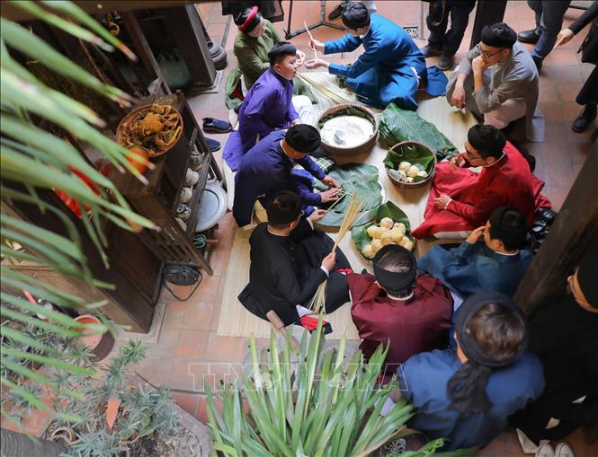 Việc tổ chức gói bánh chưng trong không gian Ngôi nhà Di sản không chỉ ôn lại nét đẹp của người Hà Nội xưa mà còn là dịp để du khách tham gia trải nghiệm, tìm hiểu thêm về văn hóa Việt. Ảnh: Thanh Tùng - TTXVN