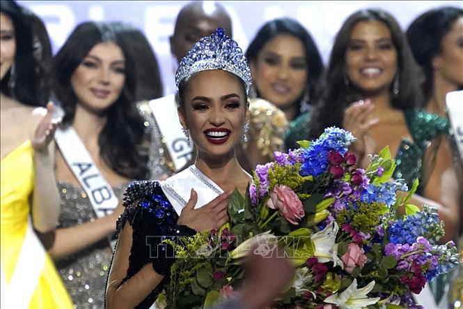 Hoa hậu Mỹ R'Bonney Gabriel (giữa) đăng quang Miss Universe 2022, tại New Orleans (Mỹ) tối 14/1/2023. Ảnh: AFP/TTXVN