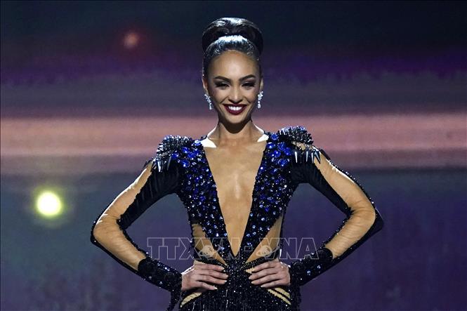 Hoa hậu Mỹ R'Bonney Gabriel tại cuộc thi Miss Universe 2022 ở New Orleans (Mỹ) tối 14/1/2023. Ảnh: AFP/TTXVN