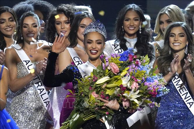 Hoa hậu Mỹ R'Bonney Gabriel (giữa) đăng quang Miss Universe 2022, tại New Orleans (Mỹ) tối 14/1/2023. Ảnh: AFP/TTXVN