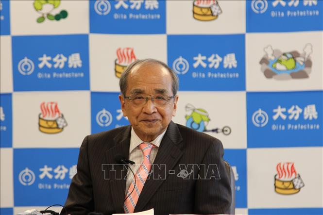Ông Katsusada Hirose, Thống đốc tỉnh Oita, trả lời phỏng vấn TTXVN. Ảnh: Đào Thanh Tùng-PV TTXVN tại Nhật Bản