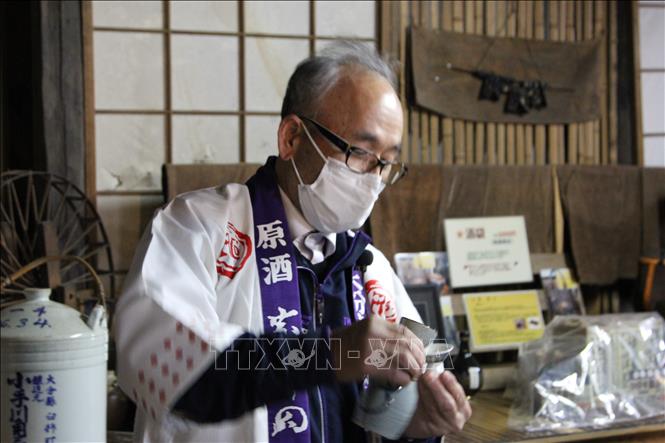 Ông Katsuyoshi Mine, chủ cơ sở sản xuất rượu sake Kotegawa ở Oita. Ảnh: Đào Thanh Tùng-PV TTXVN tại Nhật Bản