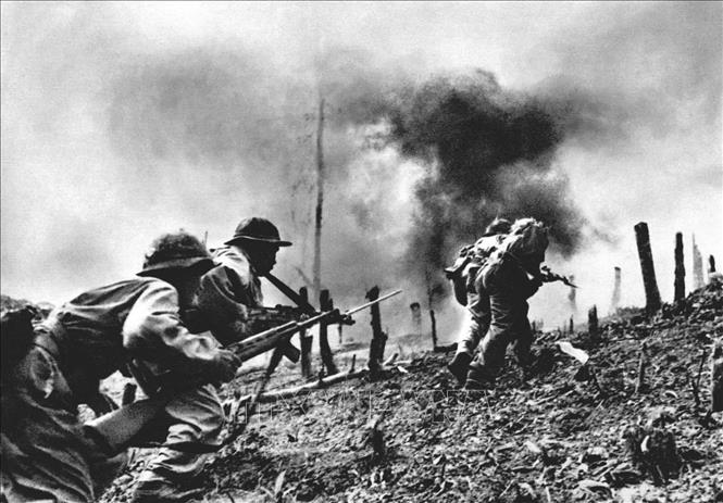 Đêm 20/1/1968, quân chủ lực của ta tiến công Tập đoàn cứ điểm Khe Sanh ở Quảng Trị, uy hiếp tuyến phòng thủ Đường 9 của địch để nghi binh cho cuộc Tổng tiến công và nổi dậy Tết Mậu Thân. Chiến dịch nghi binh này đã thành công khi thu hút sự chú ý của giới cầm quyền tại Mỹ và Ngụy quyền Sài Gòn. Trong ảnh: Quân Giải phóng tiến công căn cứ lính thủy đánh bộ Mỹ ở Khe Sanh. Ảnh: Tư liệu TTXVN