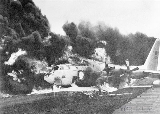 Cuối tháng 1/1968, ta mở đợt hoạt động lớn ở Mặt trận Đường 9-Khe Sanh (Quảng Trị), nhằm đánh lạc hướng, thu hút một bộ phận đáng kể quân cơ động của Mỹ; vây hãm, giam chân và tiêu hao địch, tạo thế cho các chiến trường khác tiến công và nổi dậy trong Tết Mậu Thân. Trong ảnh: Quân giải phóng bao vây Khe Sanh, bắn cháy máy bay vận tải tiếp tế C.130 của địch. Ảnh: Tư liệu TTXVN