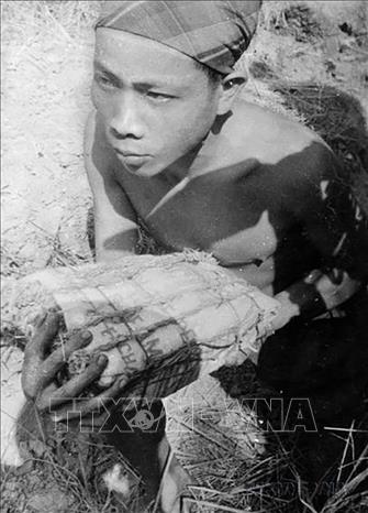 Lực lượng vũ trang Biệt động Sài Gòn nhận nhiệm vụ tấn công 5 mục tiêu trọng yếu của địch trong nội thành Sài Gòn: Dinh Độc Lập, Đại sứ quán Mỹ, Đài Phát thanh, Bộ Tổng tham mưu và Bộ Tư lệnh Hải quân. Trong ảnh: Chiến sỹ biệt động Huỳnh Bá Liên đánh mìn Đài Phát thanh Sài Gòn, đêm 30/1, rạng 31/1/1968 (đêm 1, rạng 2 Tết). Ảnh: Tư liệu TTXVN