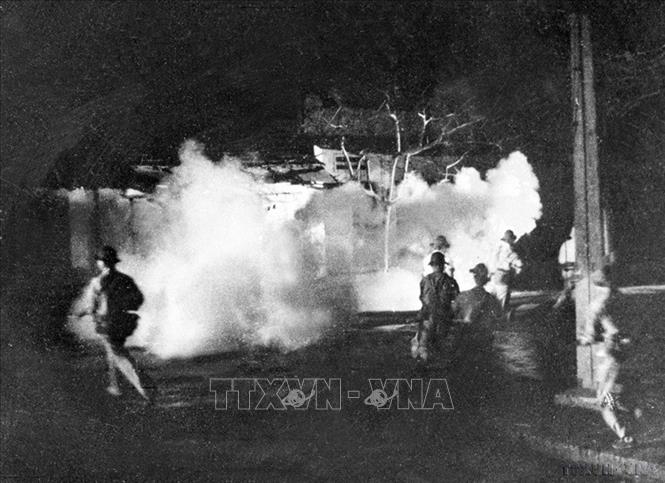 Đêm 30, rạng 31/1/1968 (đêm mùng 1, rạng 2 Tết), 12 chiến sĩ Đội biệt động số 3 đánh chiếm Đài phát thanh Sài Gòn. Địch dùng cả xe tăng, bộ binh, máy bay đánh giải tỏa liên tục. Đội biệt động đã chiến đấu quả cảm, đến 6h ngày 31/1, 10 người hy sinh, 2 chiến sĩ biệt động cuối cùng buộc phải dùng bộc phá đánh hỏng các thiết bị phát thanh của địch. Ảnh: Tư liệu TTXVN