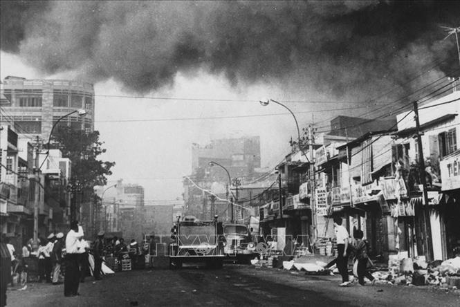 Đêm 30 rạng ngày 31/1/1968, quân dân miền Nam đồng loạt Tổng tiến công đánh vào 4 thành phố, 37 thị xã, hàng trăm thị trấn. Bốn bộ tư lệnh quân đoàn, hầu hết các bộ tư lệnh sư đoàn, 30 sân bay và gần 100 cơ sở hậu cần bị đánh. Trong ảnh: Khói đen bao trùm các khu vực Sài Gòn trong Tết Mậu Thân 1968. Ảnh: Tư liệu quốc tế/TTXVN phát