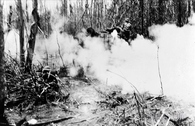 Sáng 1/2/1968, quân Giải phóng tập kích vào cụm đóng quân của địch ở Bà Chiêm (Tây Ninh), tiêu diệt Tiểu đoàn 3, Lữ đoàn 1, Sư đoàn bộ binh số 1 của Mỹ. Ảnh: Tư liệu TTXVN
