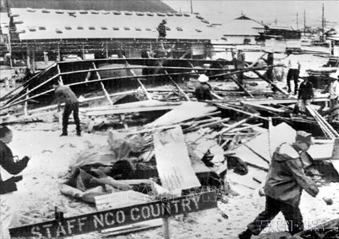 Tại thành phố Đà Nẵng, đêm 29, rạng ngày 30/1/1968, quân Giải phóng đồng loạt đánh phá các sân bay, trận địa pháo, kho tàng; chiếm một số mục tiêu trong thành phố để hỗ trợ cho quần chúng từ bên ngoài kéo vào phối hợp với quần chúng bên trong nổi dậy giành chính quyền. Trong ảnh: Căn cứ hậu cần lớn của Mỹ ở Đà Nẵng sau trận tấn công bằng súng lớn của quân Giải phóng, đêm 7 rạng ngày 8 tết (đêm 5, rạng sáng 6/2/1968). Ảnh: Tư liệu TTXGP