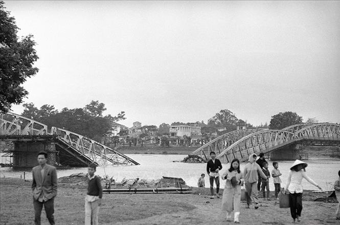 Đêm 6/2/1968, đơn vị đặc công K14 nhận nhiệm vụ đánh sập cầu Trường Tiền ở TP Huế để chặn đường của xe tăng Mỹ ngụy từ bờ Nam tấn công vào Thành Nội, nơi quân Giải phóng đang làm chủ. Ảnh: Tư liệu/TTXVN phát