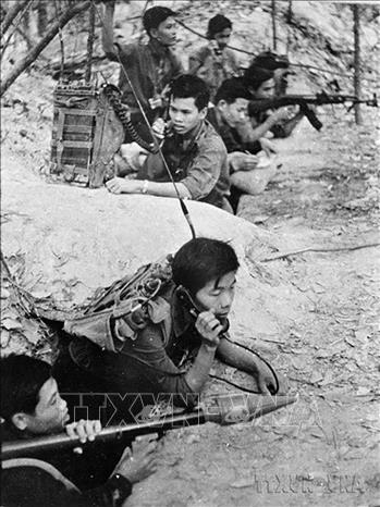 Trong trận Mậu Thân 1968, các lực lượng vũ trang đã có bước tiến vượt bậc với những phương thức tác chiến độc đáo, linh hoạt, diệt được nhiều sinh lực địch. Trong ảnh: Đơn vị quân Giải phóng Tây Ninh tiến đánh để giải phóng thị trấn Gò Dầu, sau khi đánh thắng cuộc càn của Mỹ vào Nam Tây Ninh (1968). Ảnh: Tư liệu TTXVN