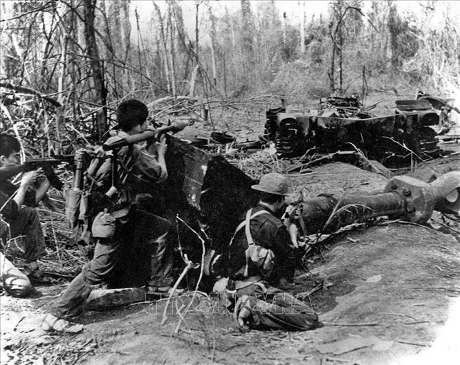 Đêm 29, rạng ngày 30/1/1968, quân, dân các tỉnh đồng bằng ven biển miền Trung và Tây Nguyên đồng loạt tiến công vào các thành phố, thị xã, thị trấn, căn cứ quân sự, kho tàng, sân bay, sở chỉ huy của địch, mở màn cho cuộc Tống tiến công và nổi dậy Xuân Mậu Thân 1968. Ảnh: Tư liệu/TTXVN phát