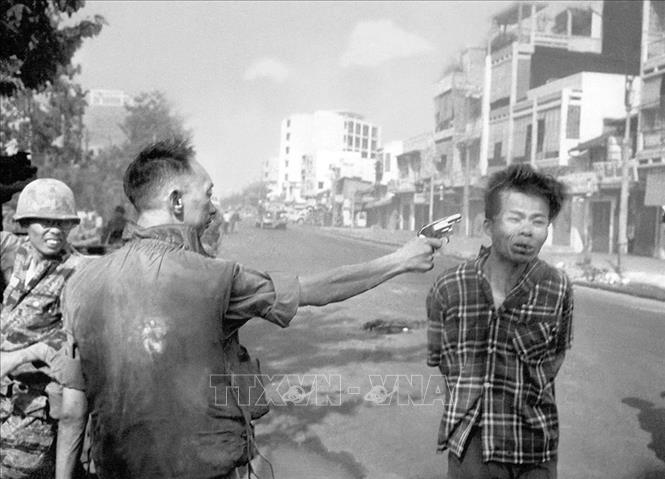 Lực lượng biệt động Sài Gòn lập nên nhiều chiến công xuất sắc, tuy nhiên, hy sinh cũng hết sức to lớn. Trong ảnh: Bức ảnh của phóng viên Hãng AP (Mỹ) Eddie Adams chụp khoảnh khắc tướng ngụy Nguyễn Ngọc Loan thản nhiên giơ súng hành quyết chiến sĩ biệt động Nguyễn Văn Lem trên đường phố Sài Gòn ngày 1/2/1968. Bức ảnh đoạt giải Pulitzer này ghi lại sự tàn khốc của chiến tranh Việt Nam mà Mỹ ngụy đã gây ra. Ảnh: Eddie Adams (AP)/TTXVN phát