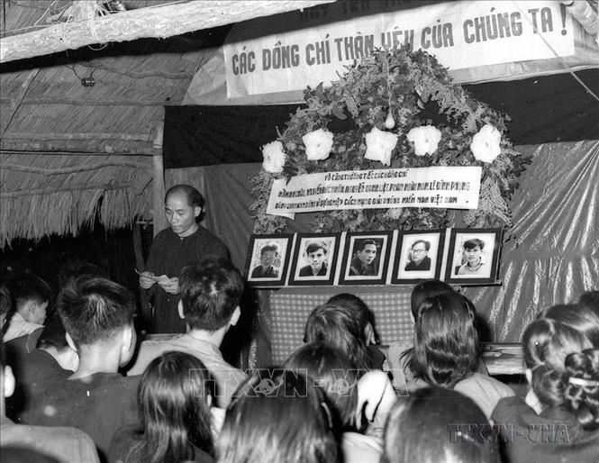 Trong những trận đánh của chiến dịch Xuân Mậu Thân, hàng vạn người đã ngã xuống, sự hy sinh ấy là vô giá để sự kiện Mậu Thân tạo ra một bước ngoặt trong chiến tranh, đặt Mỹ vào thế bị động trên con đường dần rút lui khỏi cuộc chiến và phải xuống thang chấp nhận ngồi vào đàm phán, hạn chế ném bom từ vĩ tuyến 20 trở ra. Trong ảnh: Lễ truy điệu các liệt sĩ VNTTX và TTXGP hy sinh. Trong chiến dịch lịch sử này, gần 40 cán bộ, phóng viên, nhân viên kỹ thuật của VNTTX và TTXGP đã ngã xuống. Ảnh: Tư liệu TTXGP