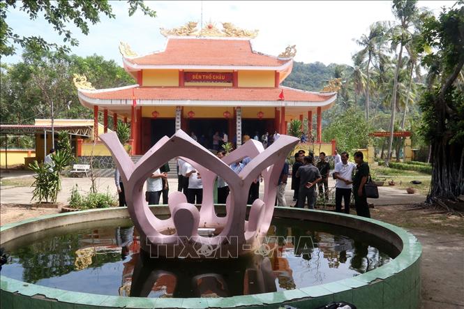 Hàng năm, có hàng nghìn lượt người đến viếng thăm, thắp hương tưởng nhớ các chiến sĩ đã hy sinh và nạn nhân bị quân phản động Khmer Đỏ giết hại. Ảnh: Lê Sen - TTXVN
