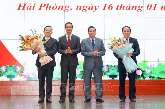 Trong ảnh: Đại diện Thành ủy Hải Phòng tặng hoa chúc mừng đồng chí Trần Lưu Quang, Ủy viên Trung ương Đảng, Phó Thủ tướng Chính phủ, nguyên Bí thư Thành ủy Hải Phòng và đồng chí Lê Tiến Châu, tân Bí thư Thành ủy Hải Phòng. Ảnh: TTXVN phát