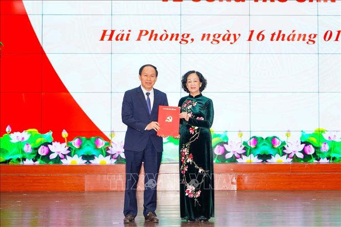 Trong ảnh: Đồng chí Trương Thị Mai, Ủy viên Bộ Chính trị, Bí thư Trung ương Đảng, Trưởng ban Ban Tổ chức Trung ương trao quyết định điều động chỉ định tham gia BCH, BTV thành ủy và giữ chức Bí thư Thành ủy Hải Phòng, nhiệm kỳ 2020-2025, cho đồng chí Lê Tiến Châu. Ảnh: TTXVN phát