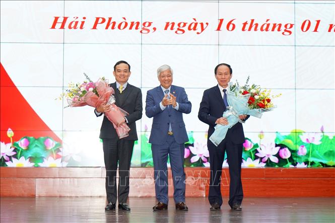 Trong ảnh: Đồng chí Đỗ Văn Chiến, Bí thư Trung ương Đảng, Bí thư đảng đoàn, Chủ tịch Ủy ban Trung ương MTTQ Việt Nam, tặng hoa chúc mừng tân Bí thư Thành ủy Hải Phòng Lê Tiến Châu và Phó thủ tướng chính phủ Trần Lưu Quang. Ảnh: TTXVN phát