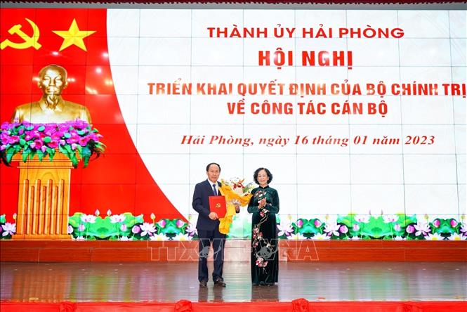Trong ảnh: Đồng chí Trương Thị Mai, Ủy viên Bộ Chính trị, Bí thư Trung ương Đảng, Trưởng ban Ban Tổ chức Trung ương chúc mừng đồng chí Lê Tiến Châu.  Ảnh: TTXVN phát