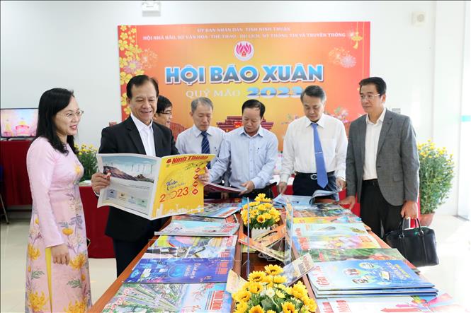 Trong ảnh: Lãnh đạo tỉnh Ninh Thuận và độc giả xem đọc ấn phẩm của các cơ quan báo chí tại khu trưng bày Hội báo xuân Quý Mão. Ảnh: Công Thử - TTXVN