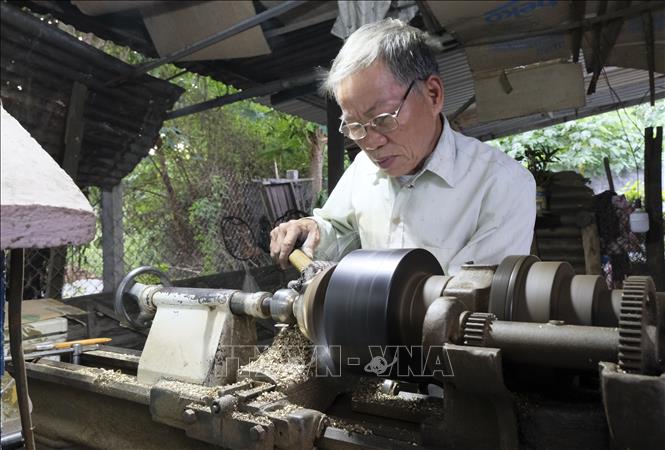 Người dân thực hiện gia công mài, đánh bóng sản phẩm. Ảnh: Đặng Tuấn - TTXVN