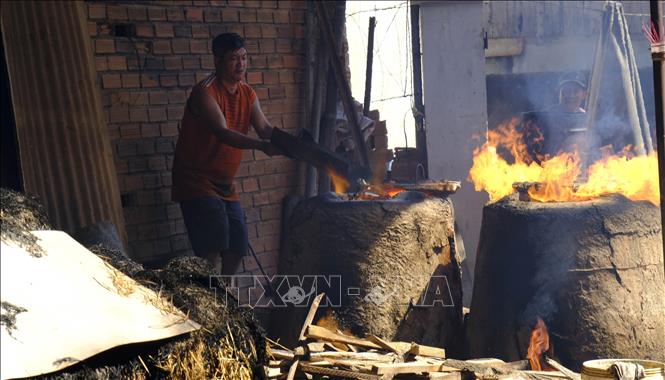 Đưa đồng vào lò nung vơi nhiệt độ cao. Ảnh: Đặng Tuấn - TTXVN