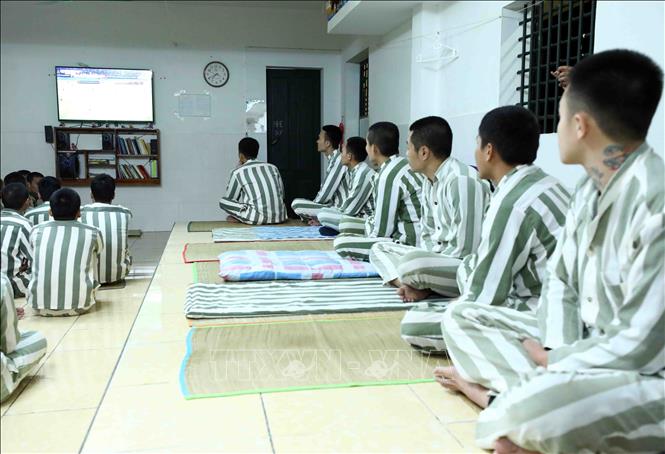 Mỗi buồng giam được bố trí Tivi để phục vụ các phạm nhân giải trí sau giờ lao động cải tạo. Ảnh: Phạm Kiên - TTXVN