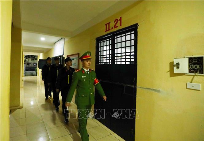 Để tổ chức xem trực tiếp bóng đá như hôm nay, toàn bộ lực lượng cán bộ trại phải thắt chặt an ninh, tránh xảy ra sự cố. Buộc các phạm nhân ký cam kết với phân trại không vi phạm pháp luật. Ảnh: Phạm Kiên - TTXVN