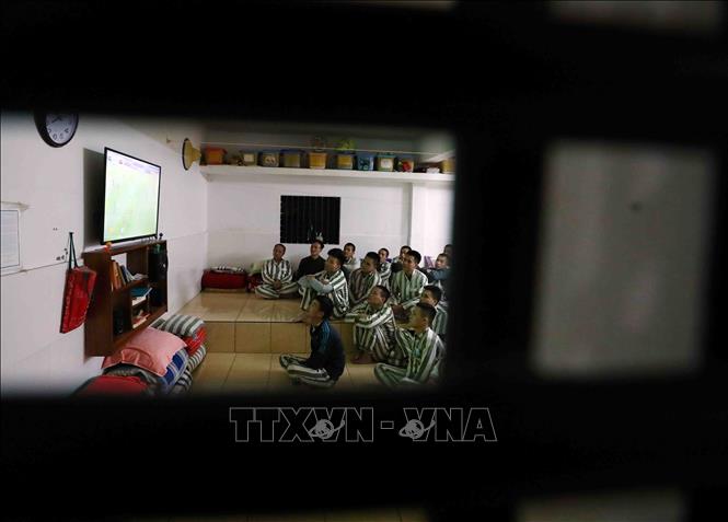 Mặc dù không được ở bên ngoài hòa chung không khí cùng người dân Việt Nam, nhưng tinh thần yêu bóng đá, yêu Việt Nam trong trại giam rất mạnh mẽ. Tất cả các cán bộ và phạm nhân ở trại đều hướng đến đội tuyển với niềm tin Việt Nam sẽ chiến thắng. Ảnh: Phạm Kiên - TTXVN