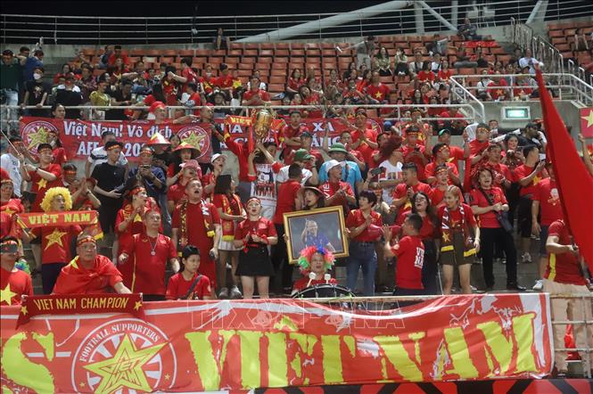 Vietnamese supporters during the match. VNA Photo: Huy Tiến