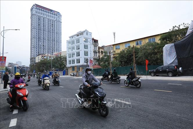 Các phương tiện di chuyển 2 chiều trên tuyến đường Huỳnh Thúc Kháng kéo dài (đoạn từ nút giao Huỳnh Thúc Kháng đến Voi Phục). Ảnh: Tuấn Anh - TTXVN