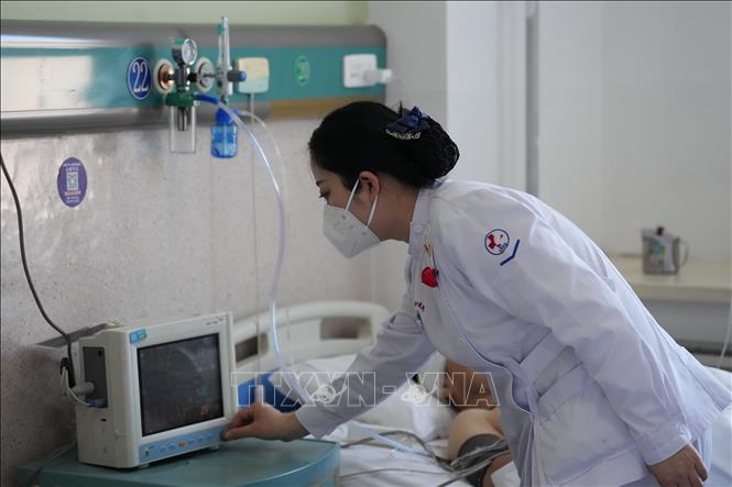 Nhân viên y tế điều trị cho bệnh nhân bị thương sau vụ nổ tại nhà máy hóa dầu ở Bàn Sơn, tỉnh Liêu Ninh, Trung Quốc ngày 16/1/2023. Ảnh: THX/TTXVN